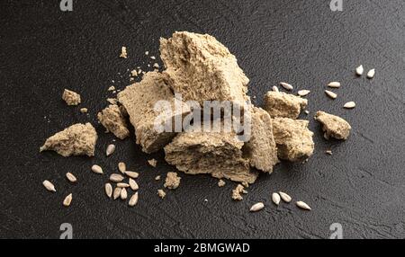 Pezzi di halva di girasole su sfondo nero Foto Stock