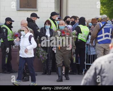 Kiev, Kiev, Ucraina. 22 gennaio 2020. La gente porta i fiori mentre indossa le maschere facciali come precauzione durante la commemorazione.la cerimonia di posa della corona commemorativa del 75 ° anniversario della vittoria sulla Germania nazista nella seconda guerra mondiale in ex paesi dell'URSS è stata celebrata nel mezzo dell'epidemia di coronavirus COVID-19. Credit: Pavlo Gonchar/SOPA Images/ZUMA Wire/Alamy Live News Foto Stock