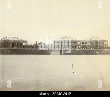 [ 1870 Giappone - Zecca imperiale giapponese ] - edifici della Zecca imperiale sul fiume Okawa (大川) a Osaka. Istituita per modernizzare il sistema monetario giapponese, la cerimonia inaugurale della Mint si è svolta il 4 aprile 1871 (Meiji 4). La menta ha svolto un ruolo importante nella creazione di una valuta stabile e l'ascesa dell'industria e della cultura moderna in Giappone. foto di albume vintage del xix secolo. Foto Stock