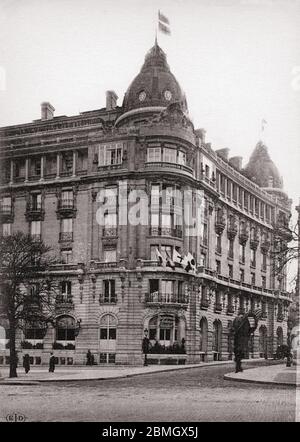 [ 1910 Giappone - Missione della Croce Rossa Giapponese a Parigi, WWI ] – la missione della Società della Croce Rossa Giapponese presso l'ospedale temporaneo Hôpital Bénévole 4 bis, a Parigi, durante la prima Guerra Mondiale. L'ospedale si trova all'Astoria Hotel in rue de Presbourg. La Croce Rossa Giapponese la gestì dal 15 febbraio 1915 (Taisho 4) al 1 luglio 1916 (Taisho 5). Notate le bandiere giapponesi e della Croce Rossa. cartolina vintage del xx secolo. Foto Stock