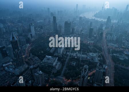 vista aerea della città di shanghai all'alba Foto Stock