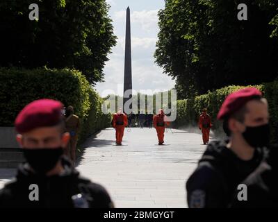 Kiev, Ucraina. 9 maggio 2020. I lavoratori che indossano attrezzature di protezione individuale disinfettano l'area della Tomba dei soldati sconosciuti, durante la commemorazione.la cerimonia di posa della corona commemorativa del 75° anniversario della vittoria sulla Germania nazista nella seconda guerra mondiale nei paesi dell'ex URSS è stata celebrata nel corso dell'epidemia di coronavirus COVID-19. Credit: SOPA Images Limited/Alamy Live News Foto Stock