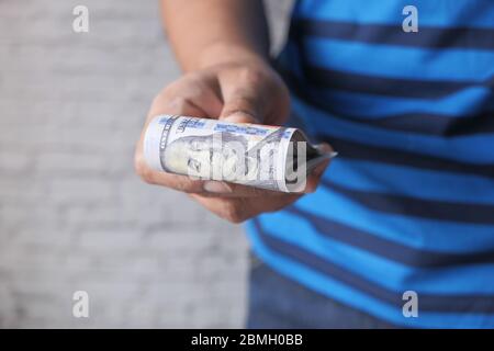 mano dell'uomo con noi 100 contanti di dollaro con spazio di copia Foto Stock