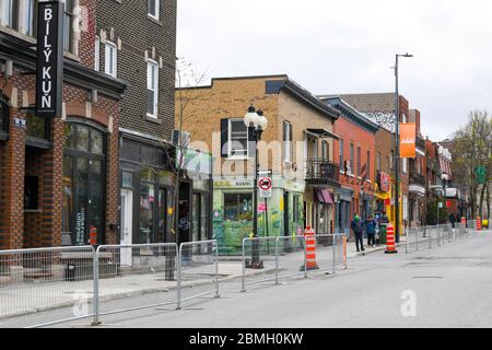 Mont Royal Street con nuovi vicoli dedicati di sicurezza per i pedoni per dare spazio extra alle persone in modo da poter rispettare la distanza fisica mentre si cammina sulla strada durante il Covid-19 Pandemic. Montreal, Canada Foto Stock