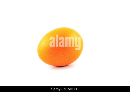 Uovo di pasqua di colore giallo o arancione isolato su sfondo bianco, colorato da coniglio di pasqua Foto Stock