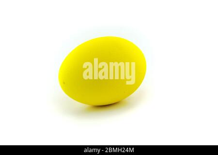 Uovo di pasqua di colore giallo o arancione isolato su sfondo bianco, colorato da coniglio di pasqua Foto Stock