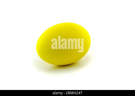 Uovo di pasqua di colore giallo o arancione isolato su sfondo bianco, colorato da coniglio di pasqua Foto Stock