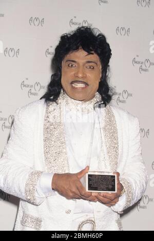 09 maggio 2020: FILE: LITTLE RICHARD (Richard Wayne Penniman) un padre fondatore di rock and roll i cui ferventi gamberi, garb flamboyant, e gioioso, sesso-piegando persona incarnato lo spirito e il suono di quella nuova forma d'arte, morto Sabato. Aveva 87 anni. NELLA FOTO: 27 gennaio 1997, Los Angeles, California, USA: LITTLE RICHARD, AKA Richard Wayne Penniman, al 24° American Music Awards 1997. (Credit Image: © Lisa Rose/ZUMA Wire) Foto Stock