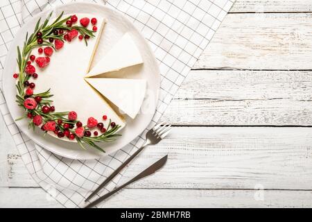 Piatto con deliziosa cheesecake al lampone. Su uno sfondo di legno Foto Stock