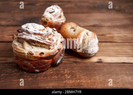 Tradizionale torta di pasqua Kraffin si erge su un tavolo di legno su uno sfondo scuro. Pane per le vacanze di primavera con spazio per le copie Foto Stock