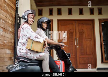 Coppia musulmana in moto per viaggiare in eid mubarak Foto Stock