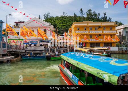 Barche nel villaggio di pescatori di Tai o che è una destinazione turistica popolare sull'isola di Lantau in Hong Kong Foto Stock