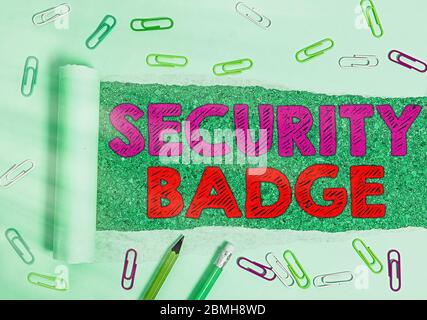 Nota di scrittura che mostra il badge di sicurezza. Concetto aziendale per la credenziale utilizzato per accedere all'area controllata Foto Stock