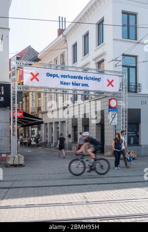 Banner che indica la direzione di camminare per gli acquirenti in strada dello shopping durante 2020 COVID-19 / Pandemic coronavirus, Gand, Belgio Foto Stock