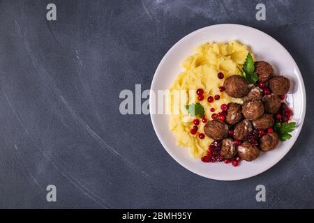 Palle di carne svedesi fatte in casa con salsa alla crema e prezzemolo, vista dall'alto Foto Stock