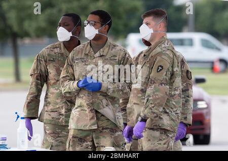 Taylor, Texas, Stati Uniti. 9 maggio 2020. Il Texas National Guard's Mobile Testing Team (MTT) prende i tamponi per testare il coronavirus in una clinica gratuita sabato 9 maggio 2020 a Taylor, Texas. Lo sforzo della contea di Williamson ha provato circa cento pazienti come il Texas il venerdì ha superato il contrassegno 1,000 per le morti riferite a COVID-19 statewwide. Credit: Bob Daemmrich/ZUMA Wire/Alamy Live News Foto Stock