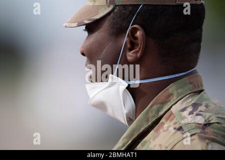 Taylor, Texas, Stati Uniti. 9 maggio 2020. Il Texas National Guard's Mobile Testing Team (MTT) prende i tamponi per testare il coronavirus in una clinica gratuita sabato 9 maggio 2020 a Taylor, Texas. Lo sforzo della contea di Williamson ha provato circa cento pazienti come il Texas il venerdì ha superato il contrassegno 1,000 per le morti riferite a COVID-19 statewwide. Credit: Bob Daemmrich/ZUMA Wire/Alamy Live News Foto Stock