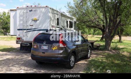 Motorhome in dry Campsite n. 75 al Rio Grande Village Campground, Big Bend National Park, Texas Foto Stock