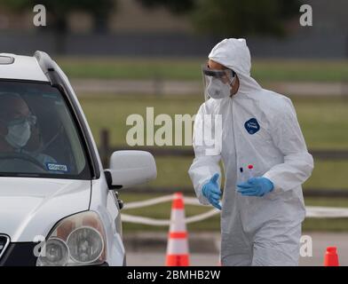 Taylor, Texas, Stati Uniti. 9 maggio 2020. PFC JOSHUA RAMON prende un campione mentre il Texas National Guard's Mobile Testing Team (MTT) prende i tamponi per testare per il coronavirus in una clinica libera Sabato 9 maggio 2020 a Taylor, TX. Lo sforzo della contea di Williamson ha provato circa cento pazienti come il Texas il venerdì ha superato il contrassegno 1,000 per le morti riferite a COVID-19 statewwide. Credit: Bob Daemmrich/ZUMA Wire/Alamy Live News Foto Stock