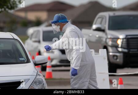 Taylor, Texas, Stati Uniti. 9 maggio 2020. SPC. NICHOLAS CISNEROS parla con un paziente mentre il Texas National Guard's Mobile Testing Team (MTT) prende i tamponi per testare il coronavirus in una clinica libera Sabato 9 maggio 2020 a Taylor, TX. Lo sforzo della contea di Williamson ha provato circa cento pazienti come il Texas il venerdì ha superato il contrassegno 1,000 per le morti riferite a COVID-19 statewwide. Credit: Bob Daemmrich/ZUMA Wire/Alamy Live News Foto Stock