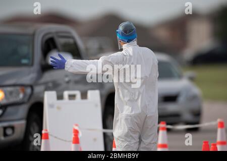 Taylor, Texas, Stati Uniti. 9 maggio 2020. SPC. NICHOLAS CISNEROS parla con un paziente mentre il Texas National Guard's Mobile Testing Team (MTT) prende i tamponi per testare il coronavirus in una clinica libera Sabato 9 maggio 2020 a Taylor, TX. Lo sforzo della contea di Williamson ha provato circa cento pazienti come il Texas il venerdì ha superato il contrassegno 1,000 per le morti riferite a COVID-19 statewwide. Credit: Bob Daemmrich/ZUMA Wire/Alamy Live News Foto Stock