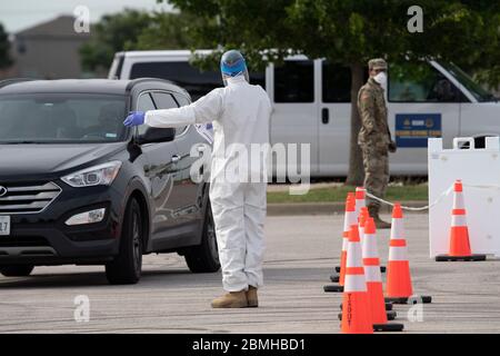 Taylor, Texas, Stati Uniti. 9 maggio 2020. SPC. NICHOLAS CISNEROS parla con un paziente mentre il Texas National Guard's Mobile Testing Team (MTT) prende i tamponi per testare il coronavirus in una clinica libera Sabato 9 maggio 2020 a Taylor, TX. Lo sforzo della contea di Williamson ha provato circa cento pazienti come il Texas il venerdì ha superato il contrassegno 1,000 per le morti riferite a COVID-19 statewwide. Credit: Bob Daemmrich/ZUMA Wire/Alamy Live News Foto Stock