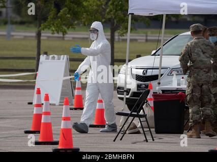 Taylor, Texas, Stati Uniti. 9 maggio 2020. PFC JOSHUA RAMON prende un campione mentre il Texas National Guard's Mobile Testing Team (MTT) prende i tamponi per testare per il coronavirus in una clinica libera Sabato 9 maggio 2020 a Taylor, TX. Lo sforzo della contea di Williamson ha provato circa cento pazienti come il Texas il venerdì ha superato il contrassegno 1,000 per le morti riferite a COVID-19 statewwide. Credit: Bob Daemmrich/ZUMA Wire/Alamy Live News Foto Stock