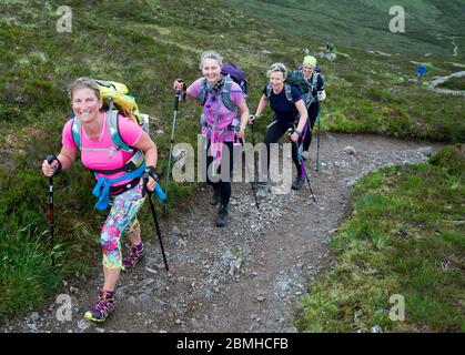 Caledonian Challenge 2016, Walkers on the Devils Staircase, parte di West Highland Way, Glencoe, Scozia. Foto Stock