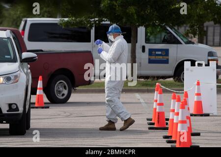 SPC. Nicholas Cisneros parla con un paziente mentre il Texas National Guard's Mobile Testing Team (MTT) prende i tamponi per testare il coronavirus in una clinica libera Sabato 9 maggio 2020 a Taylor, TX. Lo sforzo della contea di Williamson ha provato circa 100 genti. Foto Stock