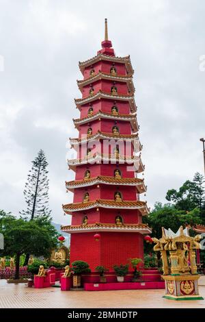 Pagoda al Tempio buddista di diecimila Buddha a Pai Tau, nuovi territori, Hong Kong Foto Stock