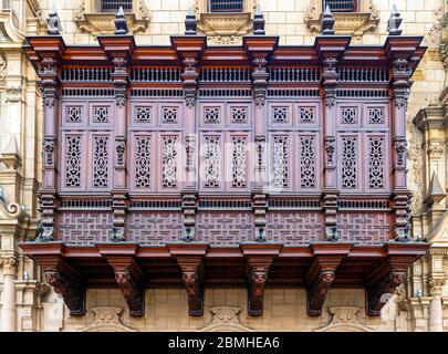 Stile coloniale legno balcone architettura esterna, Arcivescovo Palace, Lima, Perù. Foto Stock