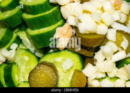 Insalata di verdure, pomodori a fette, cetrioli, cipolle e sottaceti. Primo piano. Cibo sano, dieta fitness Foto Stock