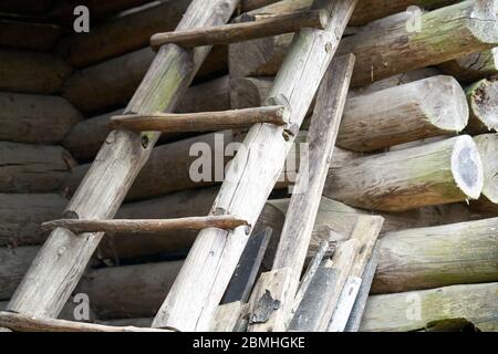 Vecchia scala in legno di fronte al fienile storico Foto Stock