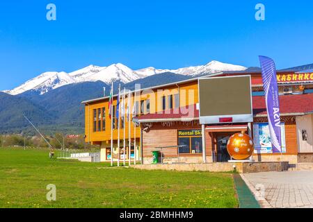 Bulgaria, Bansko - 5 maggio 2020: Big giallo palla di Capodanno, Bansko vi ama vicino alla stazione di risalita della gondola e neve montagne panorama primavera Foto Stock