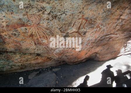 Nourlangie Rock, Kakadu National Park, Northern Territories, Australia - Luglio 2007: Disegni di roccia aborigena Foto Stock