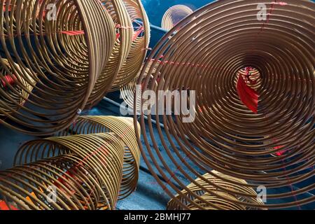 Bastone di incenso beige avvolto appeso in un tempio buddista Foto Stock