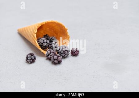 More congelate in un cono di cialda su sfondo neutro con spazio per il testo Foto Stock