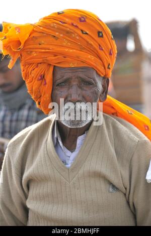 Anziani, maschi pellegrino al Ganga Sagar Mela, Sagar Island, West Bengal, India Foto Stock