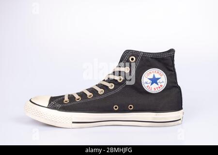 Sneaker All Star High Black su sfondo bianco Converse Chuck Taylor Foto Stock