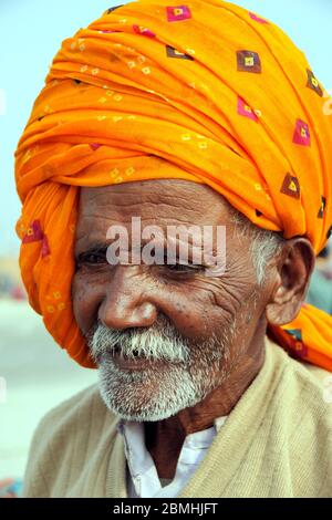 Anziani, maschi pellegrino al Ganga Sagar Mela, Sagar Island, West Bengal, India Foto Stock