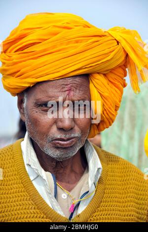 Anziani, maschi pellegrino al Ganga Sagar Mela, Sagar Island, West Bengal, India Foto Stock