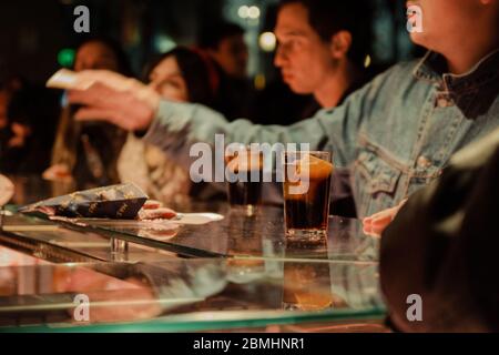 Madrid, Spagna - 26 gennaio 2020: Persone che hanno bevande all'interno del Mercado de San Miguel (mercato di San Miguel), un mercato coperto di Madrid con stand Foto Stock