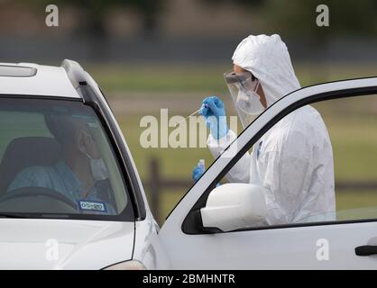 Taylor, Texas, Stati Uniti. 9 maggio 2020. PFC JOSHUA RAMON prende un campione mentre il Texas National Guard's Mobile Testing Team (MTT) prende i tamponi per testare per il coronavirus in una clinica libera il sabato. Lo sforzo della contea di Williamson ha provato circa cento pazienti come il Texas il venerdì ha superato il contrassegno 1,000 per le morti riferite a COVID-19 statewwide. Credit: Bob Daemmrich/ZUMA Wire/Alamy Live News Foto Stock