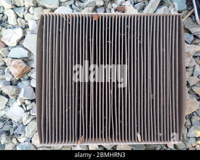 Un vecchio filtro sporco fuori dall'auto. Sostituzione del filtro dell'aria. Foto Stock