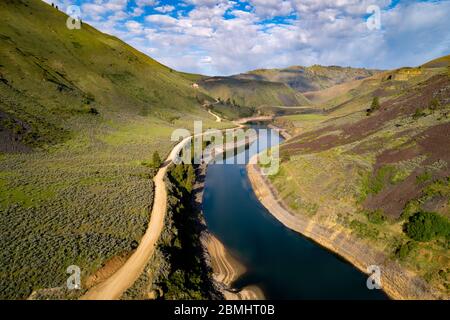 Nuvole nel cielo sopra la forcella Sud del fiume Boise e la strada Foto Stock