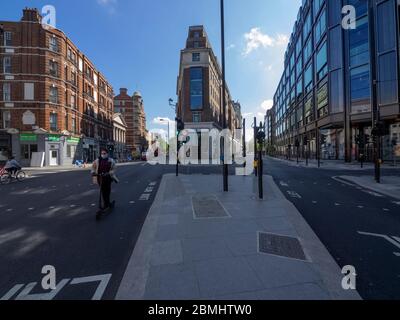 Londra. REGNO UNITO. 6 maggio 2020. Ampio angolo di vista di New Oxford Street e Bloomsbury Way Junction. A pranzo durante il Lockdown Foto Stock