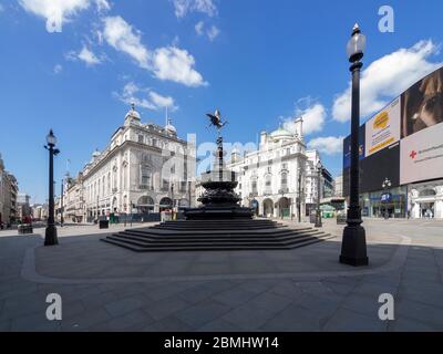 Londra. REGNO UNITO. 6 maggio 2020. Angolo di visione super ampio di Piccadilly Circus a mezzogiorno durante il Lockdown Foto Stock