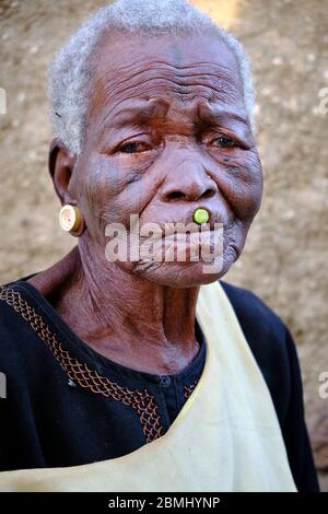 Ritratto di una vecchia donna Zulawa con piercing labbro e tatuaggi tradizionali sbiaditi. Foto Stock