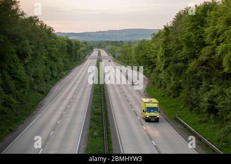 Cardiff, Galles, Regno Unito. 9 maggio 2020. Un'ambulanza è illustrata viaggiando lungo la strada solitamente trafficata ma attualmente tranquilla A4232 che collega la M4 con Cardiff Bay. Il segretario britannico dei trasporti Grant Shapps ha promesso £250m per miglioramenti alle infrastrutture ciclabili e di camminata e ha chiesto alle persone di continuare a lavorare da casa durante il coronavirus, se possibile. Credit: Mark Hawkins/Alamy Live News Foto Stock