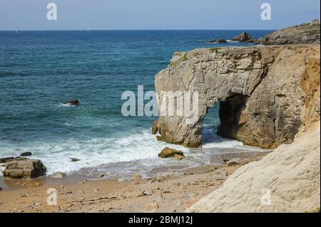 Arco in pietra naturale l'Arche de Port-Blanc a Saint-Pierre-Quiberon (Francia), giornata tranquilla soleggiata in estate Foto Stock